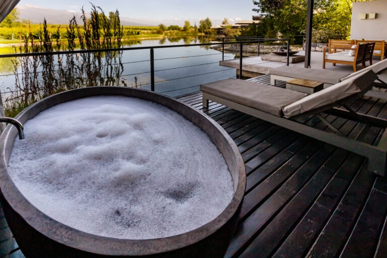 The Vines Resort and Spa - One Bedroom Deluxe Villa Lake Andes View single (2)_resultado